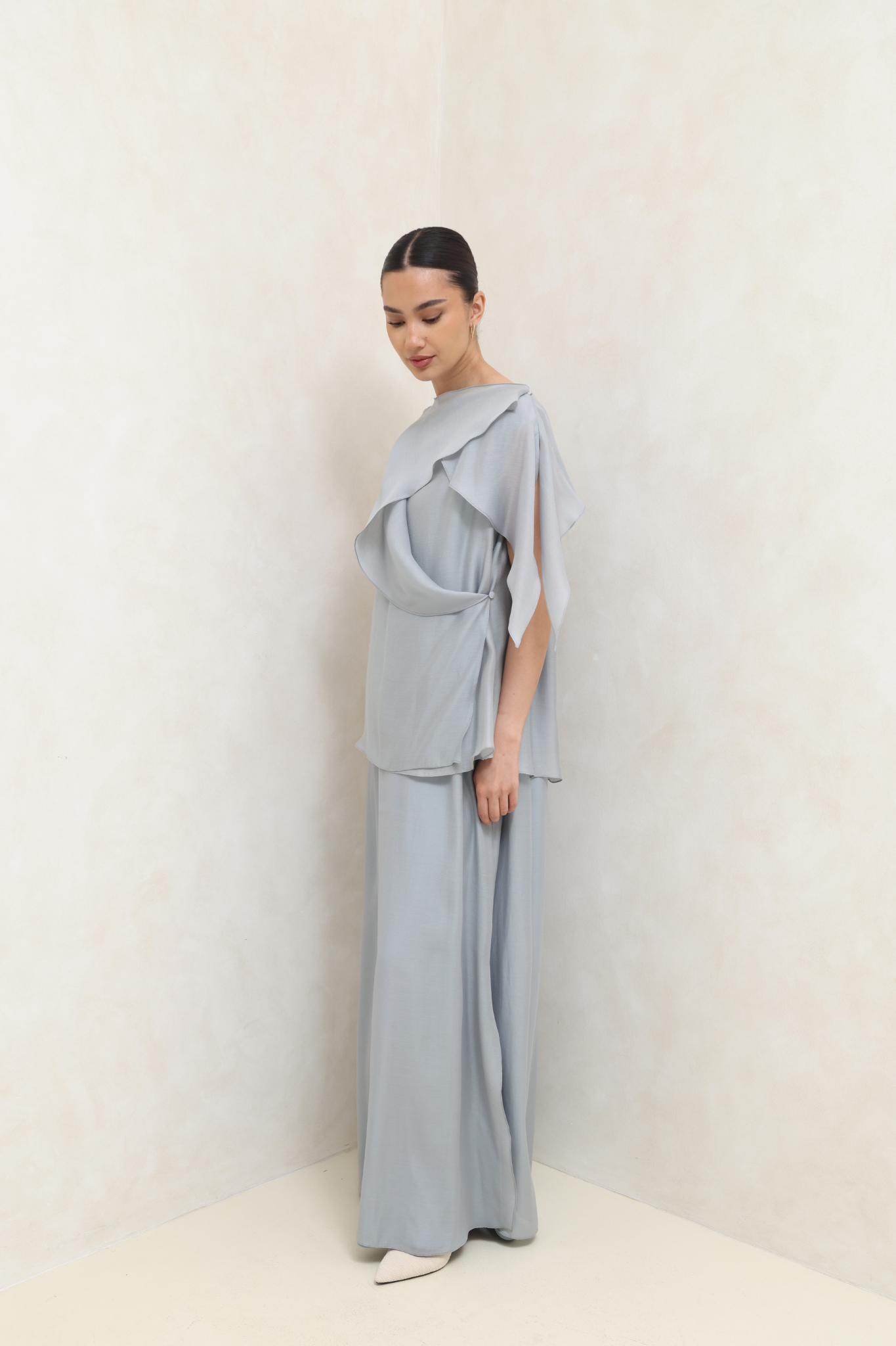 بدلة فستان بانسيابية رمادية ناعمة