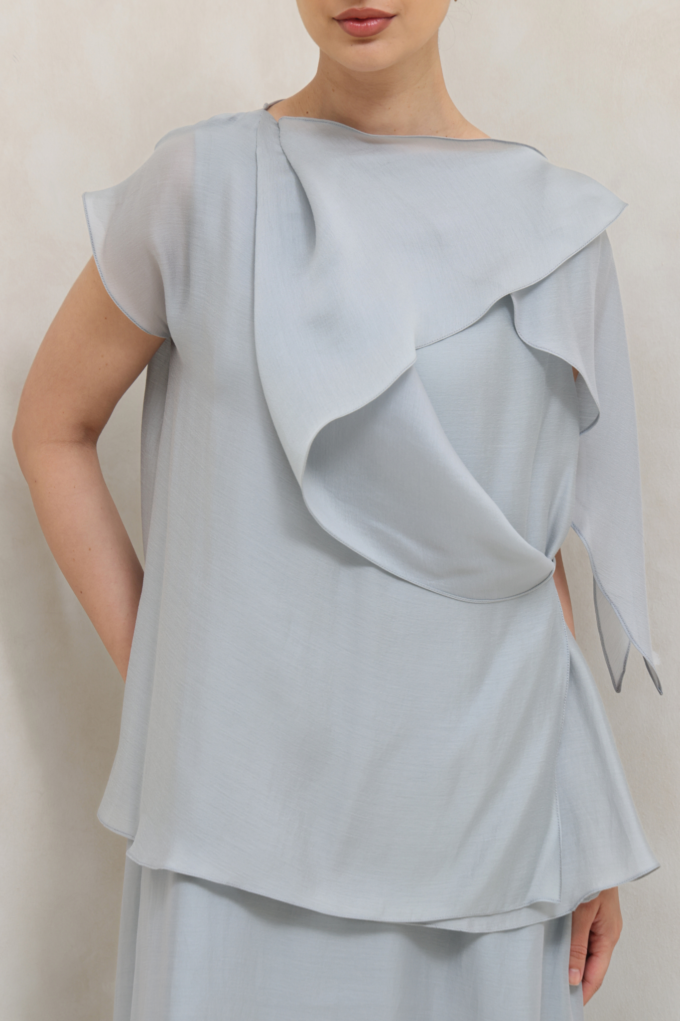 بدلة فستان بانسيابية رمادية ناعمة