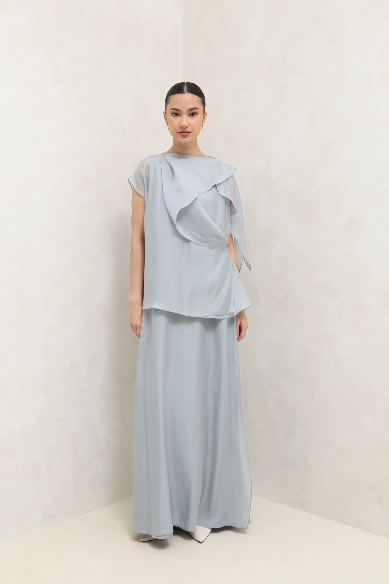 بدلة فستان بانسيابية رمادية ناعمة