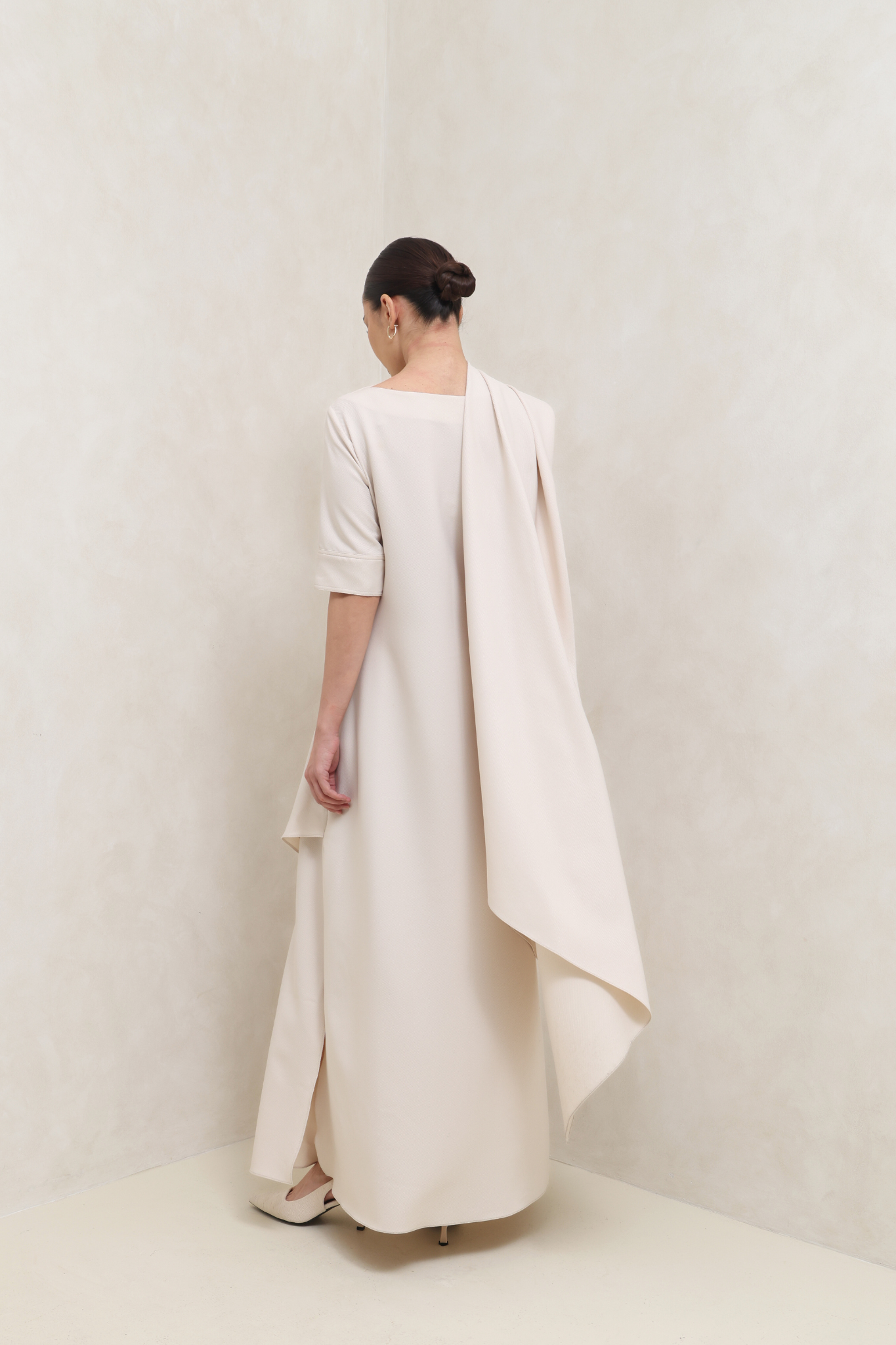 فستان عاجي بتصميم انسيابي ناعم