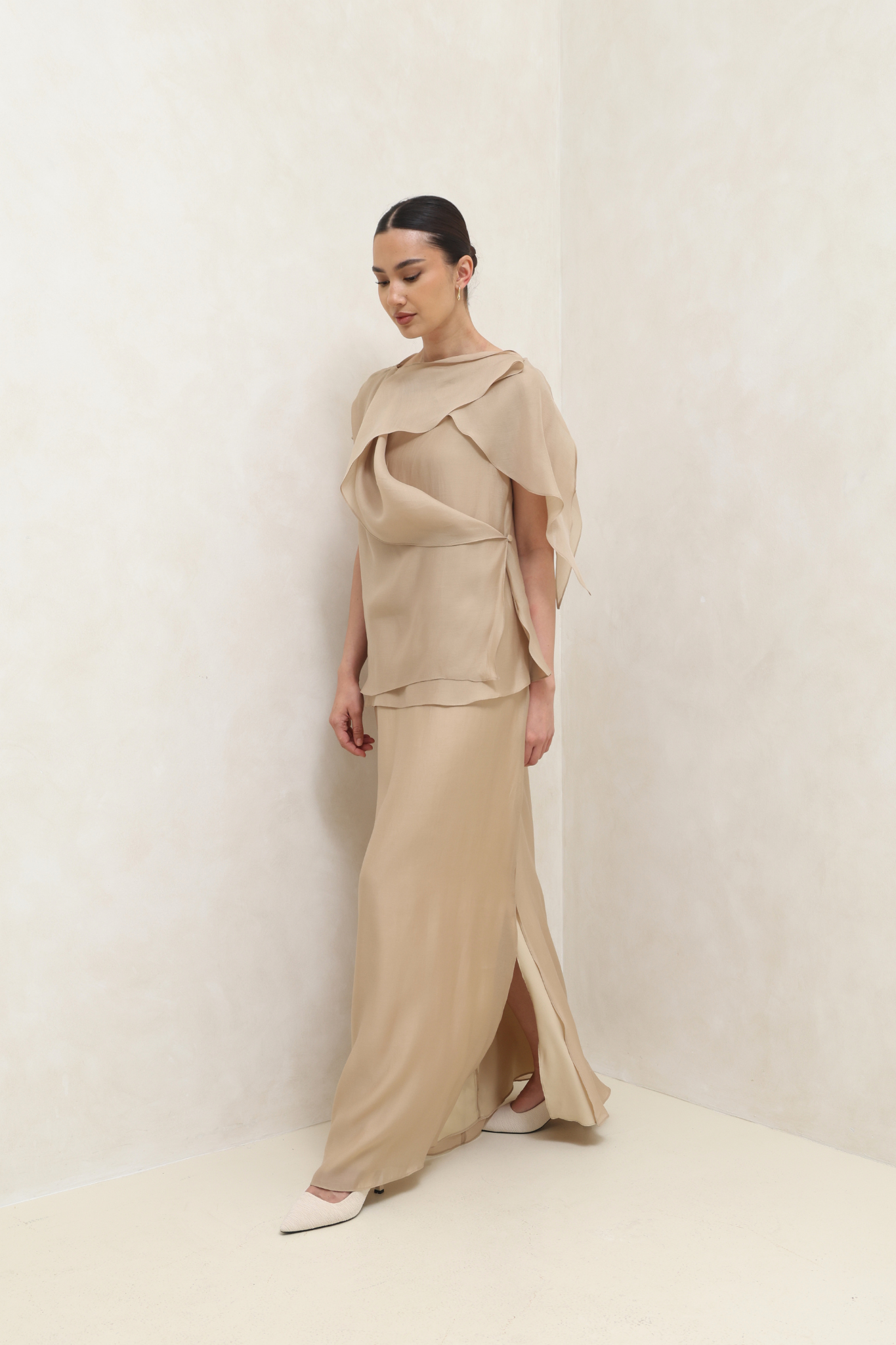 بدلة فستان بانسيابية رمادية ناعمة