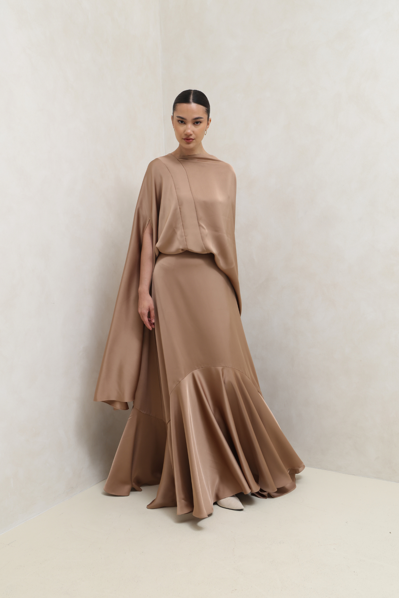 فستان بني بتصميم كيب وانسدال أنيق