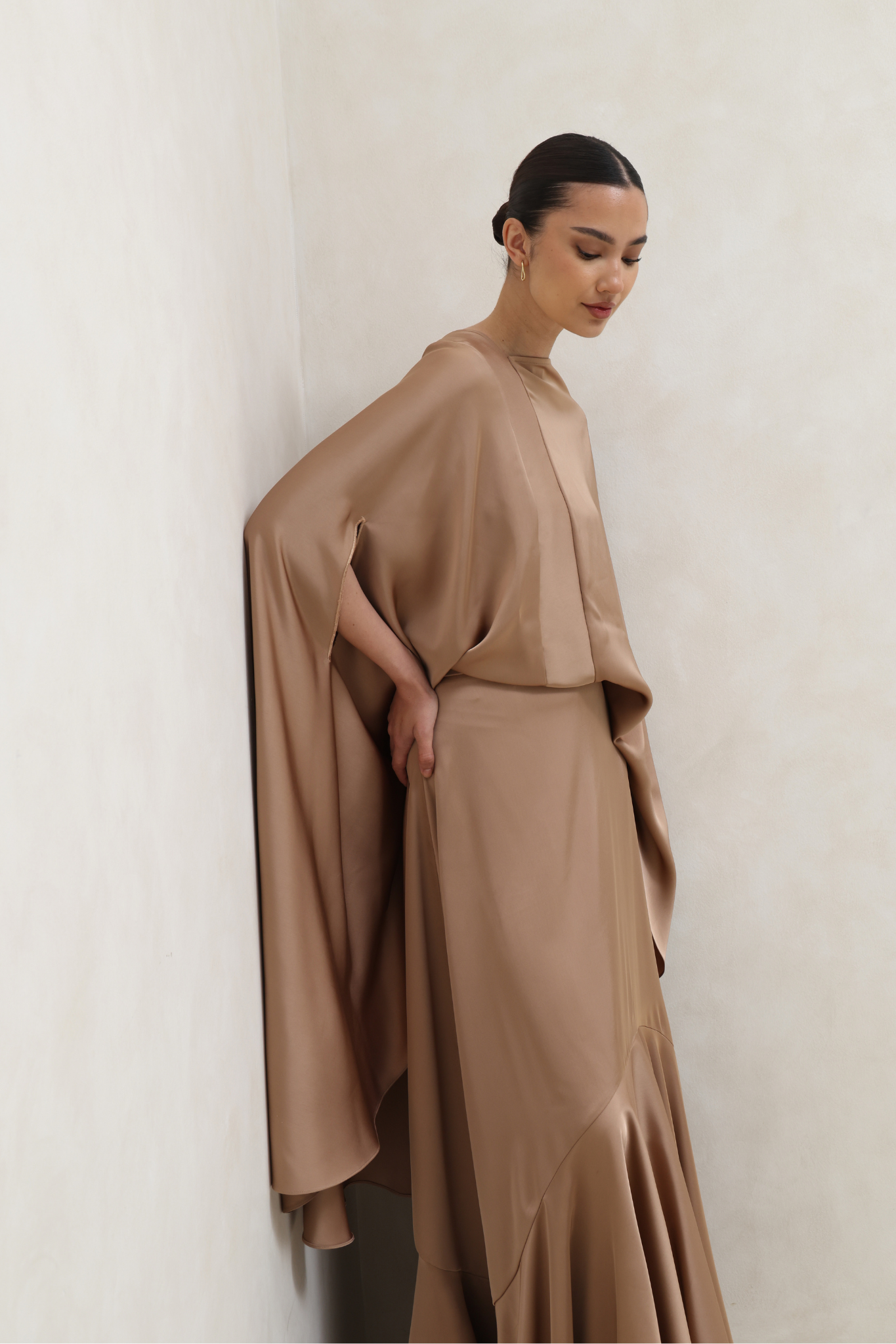 فستان بني بتصميم كيب وانسدال أنيق