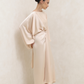 فستان البيج بتصميم ملتف وأكمام كيب انسيابية