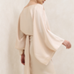 فستان البيج بتصميم ملتف وأكمام كيب انسيابية