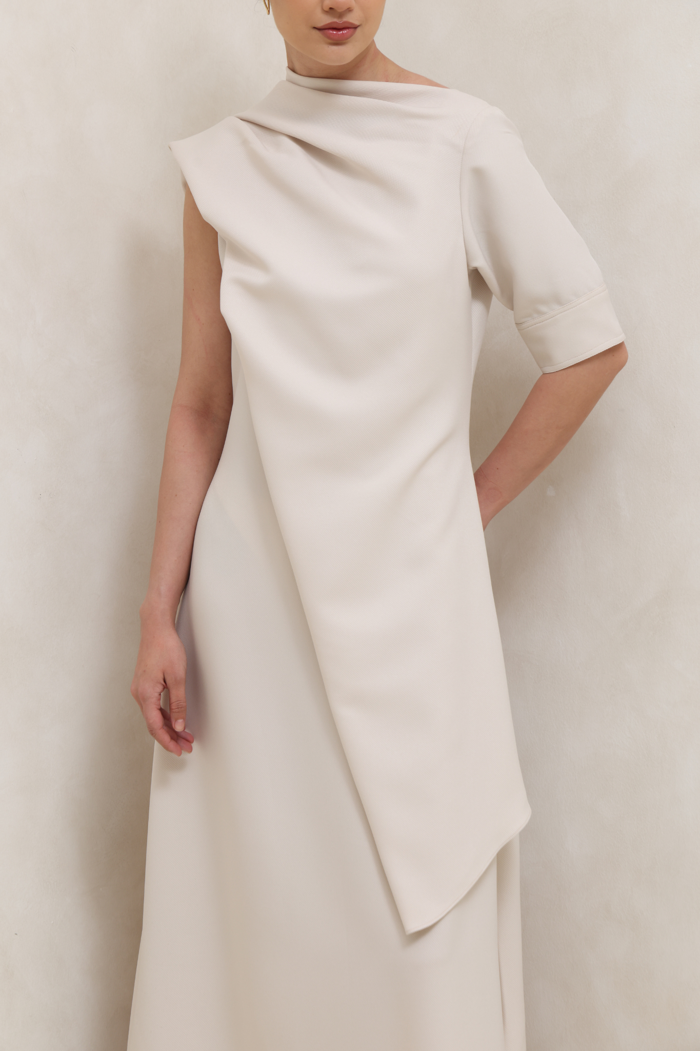 فستان عاجي بتصميم انسيابي ناعم