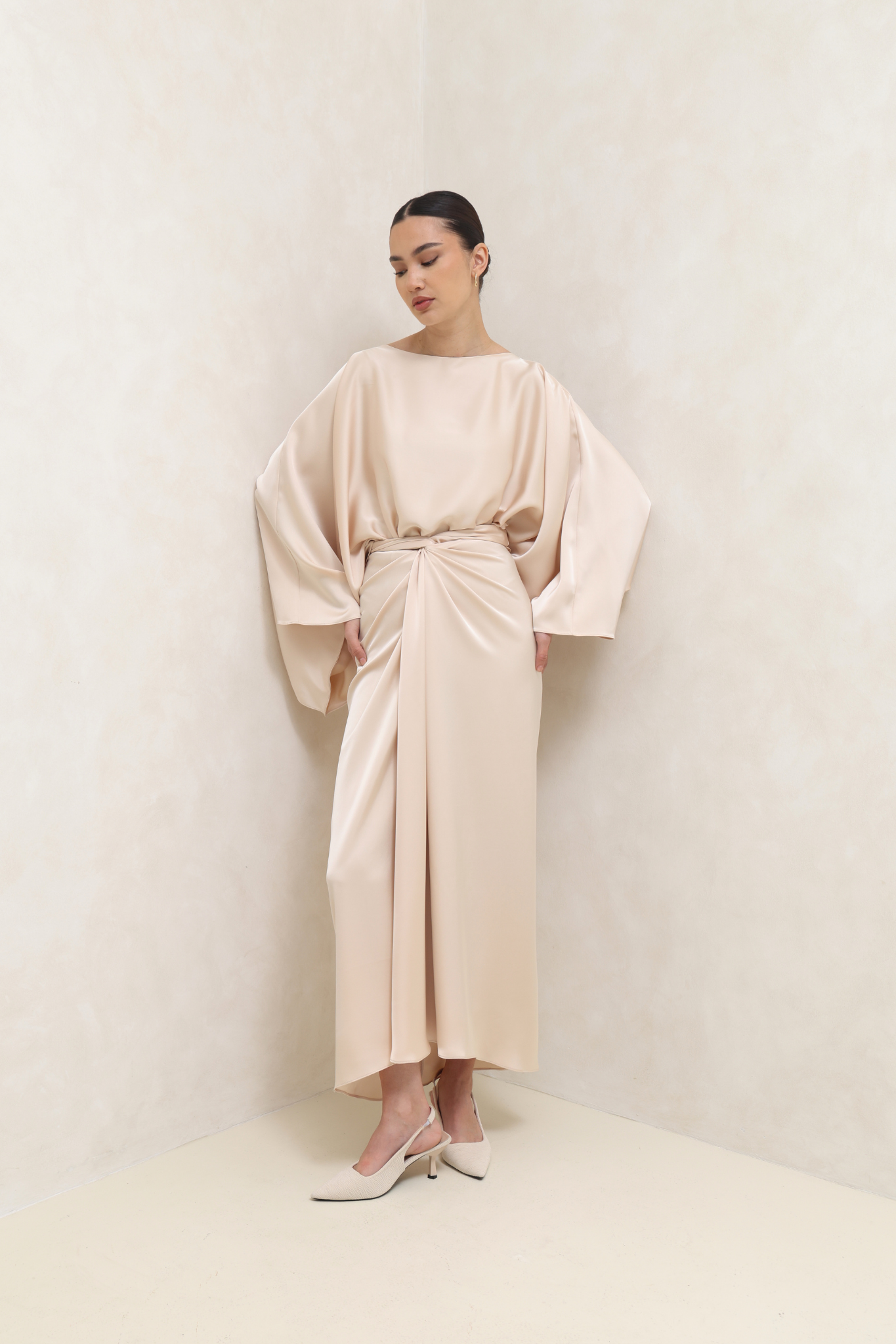 فستان البيج بتصميم ملتف وأكمام كيب انسيابية