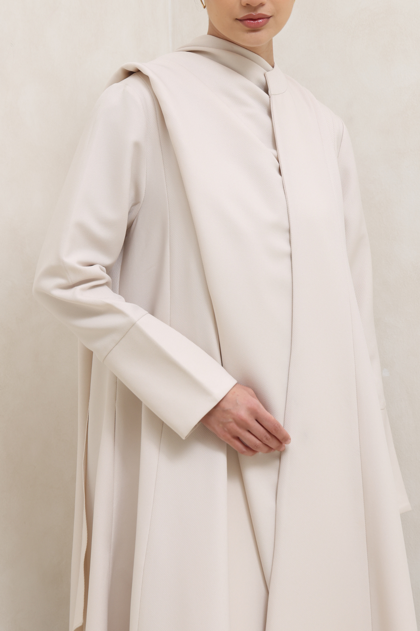 عباية أنيقة باللونين البيج والأسود