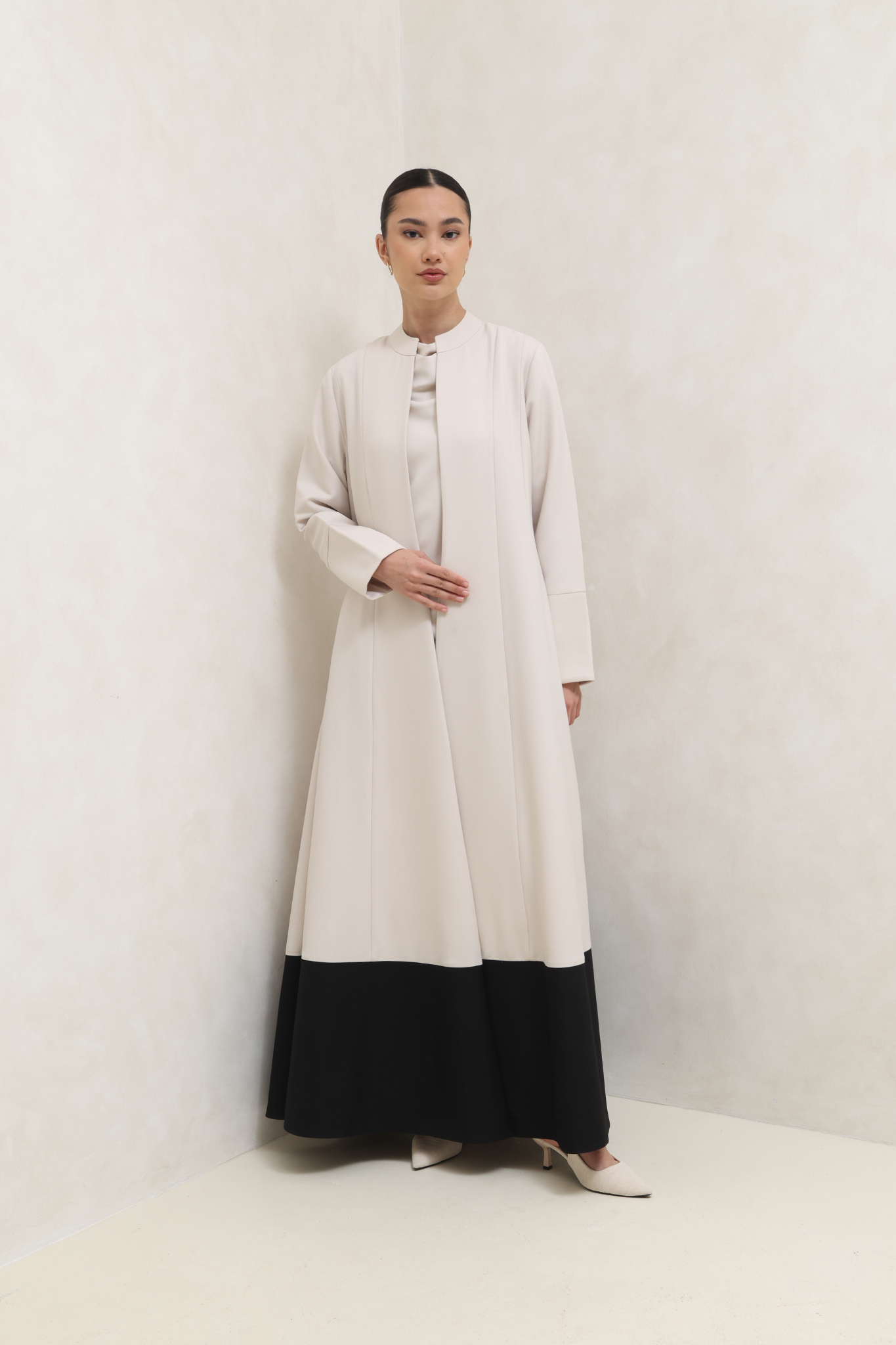 عباية أنيقة باللونين البيج والأسود