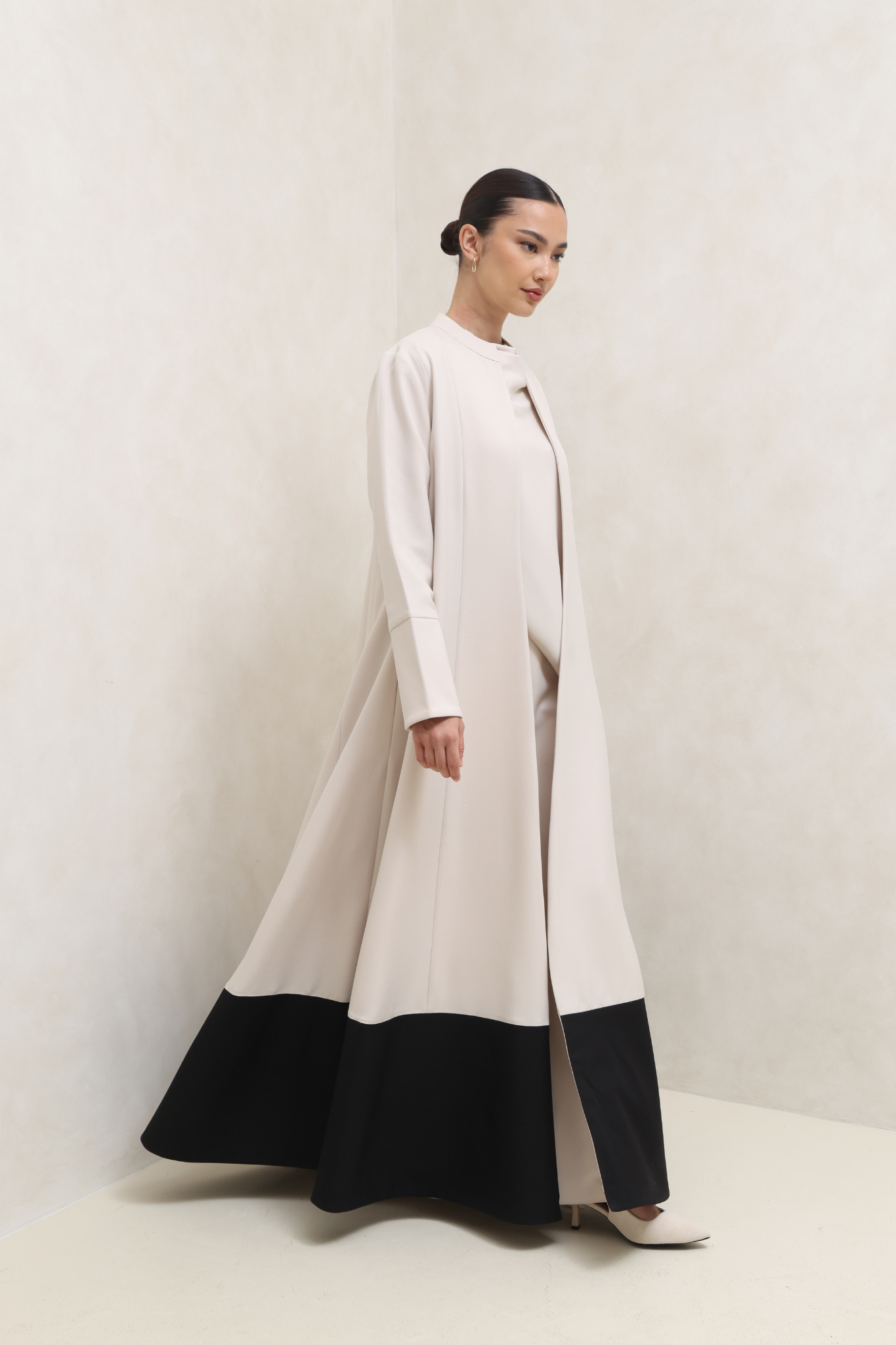 عباية أنيقة باللونين البيج والأسود