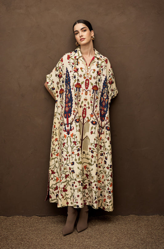 فستان قميصي فضفاض باللون البيج مع نقشة زهور