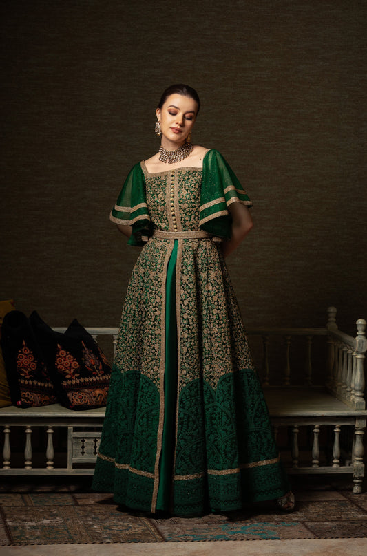 فستان ملكي وساحر بلون الزمرد الأخضر بتطريز رائع باللون الذهبي - مناسب لليلة الحنة او الشبكة 