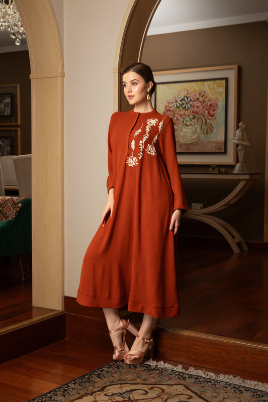 فستان قميصي مزين بالزهور باللون الأبيض