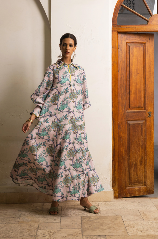 فستان بياقة دائرية وطبعة زهور