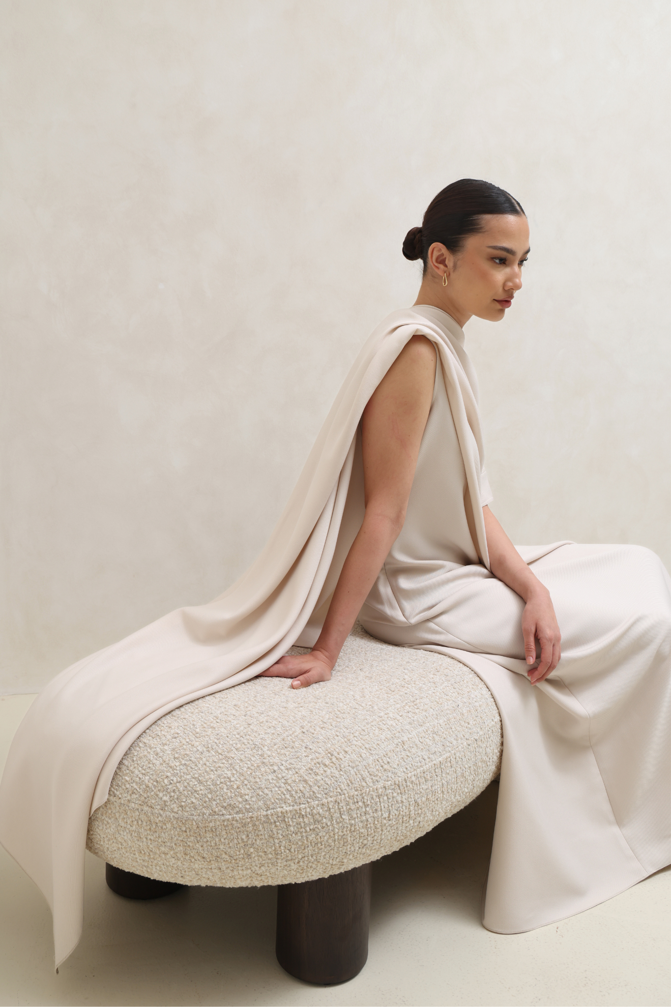 فستان عاجي بتصميم انسيابي ناعم